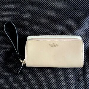 Kate Spade large wallet wristlet, barely used. Multiple compartments